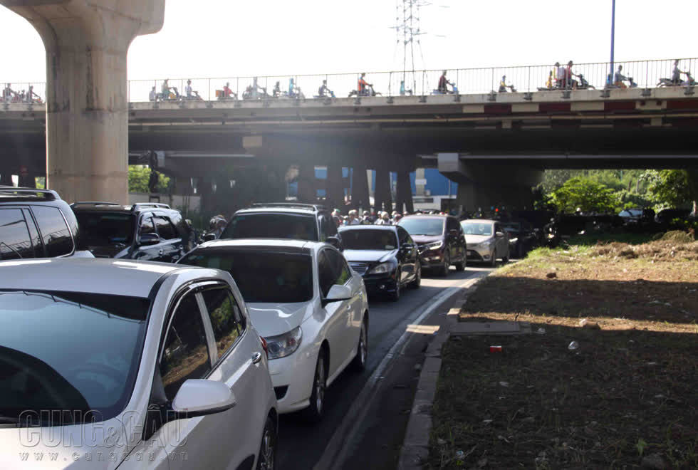 Tình hình giao thông bên dưới cầu vượt Nguyễn Hữu Cảnh.