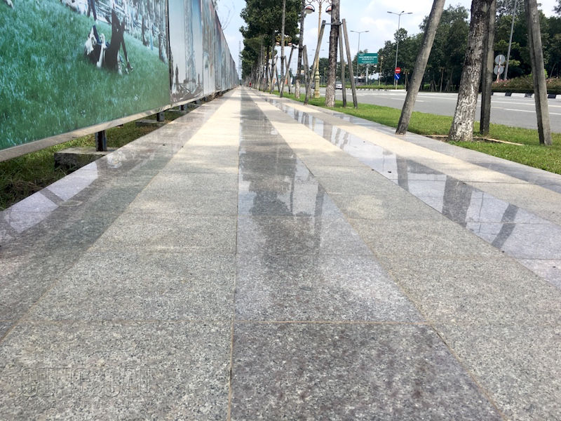 Vỉa hè đường Võ Văn Kiệt, đoạn qua dự án được lát đá hoa cương.