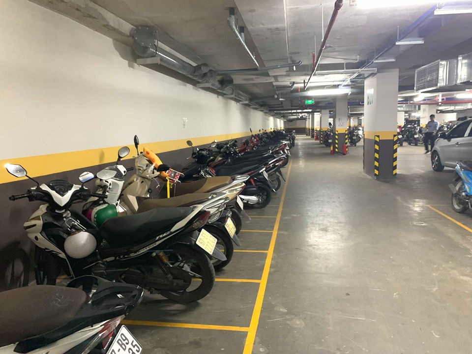 Tên trộm vào tận hầm B1 của chung cư cao cấp Orchard Park View (130-132 Hồng Hà, phường 9, quận Phú Nhuận, TP.HCM) để lấy trộm xe máy .