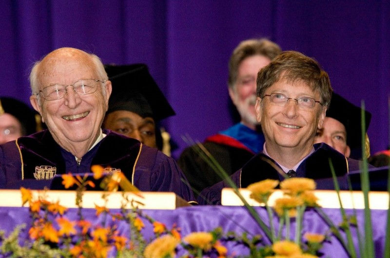 Hai cha con tỷ phú Bill Gates trong một buổi hội thảo về giáo dục. Ảnh: Bill & Melinda Gates Foundation