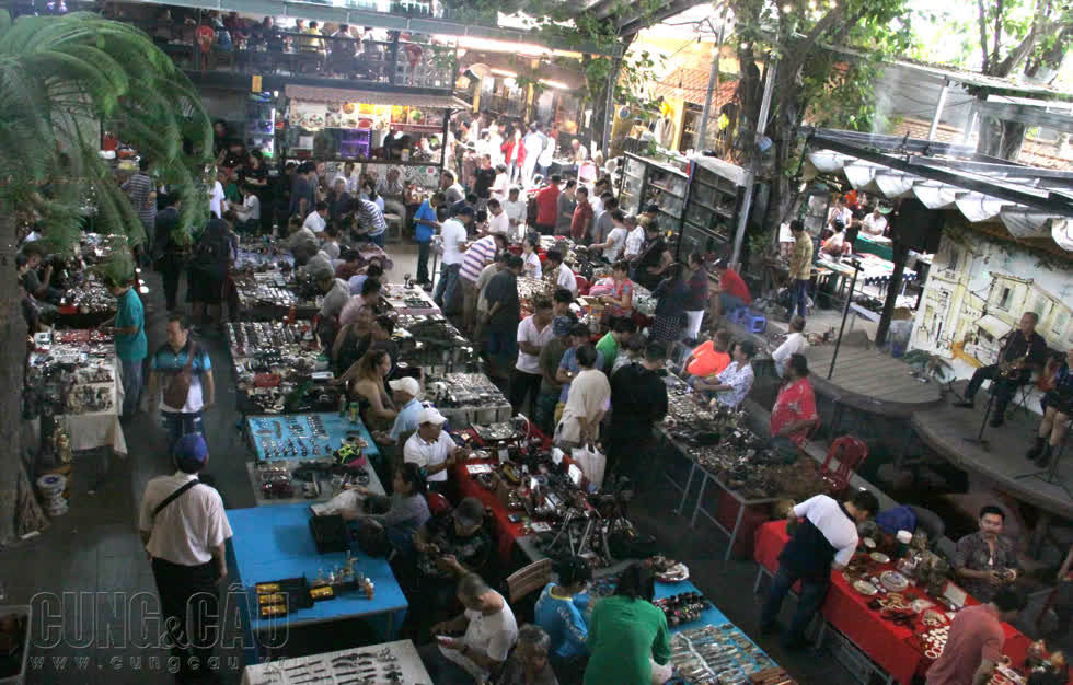 Hoạt động cách đây từ 7 năm trước, chợ đồ cổ luôn thu hút đông số lượng khách đến tham quan.