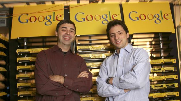 Hai người đồng sáng lập Google - Larry Page (trái) và Sergey Brin, tại trụ sở của Google năm 2003 - Ảnh: Getty Images.