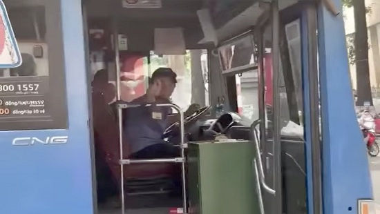 Ông Tăng Quốc Huy tài xế xe buýt phun nước bọt bị sa thải.