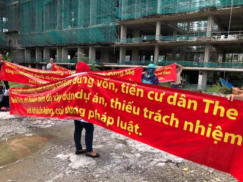 Trễ hạn bàn giao, hàng chục khách hàng mua căn hộ tại dự án Park Vista trên đường Nguyễn Hữu Thọ, xã Phước Kiển, huyện Nhà Bè căng băng rôn đòi nhà.