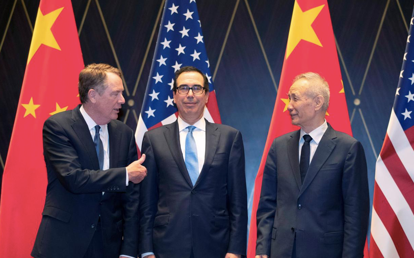 Đại diện thương mại Mỹ Robert Lighthizer,  Bộ trưởng Tài chính Steven Mnuchin trò chuyện với Phó Thủ tướng Trung Quốc Liu He tại Thượng Hải, Trung Quốc. Ảnh: Reuters.
