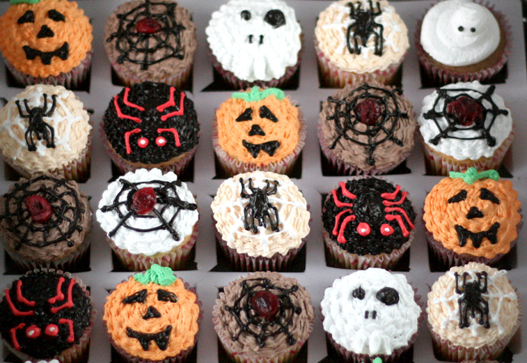 Một bộ bánh cupcake hay macaron phong cách Halloween có giá từ 170.000 - 300.000 đồng/bộ 5 - 10 bánh.