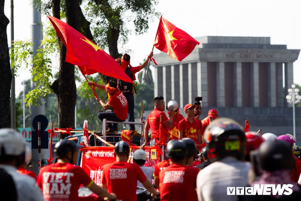 Hàng nghìn CĐV rực rỡ với những chiếc cờ đỏ sao vàng, khiến cho đường phố trở nên náo nhiệt, tràn ngập không khí bóng đá.