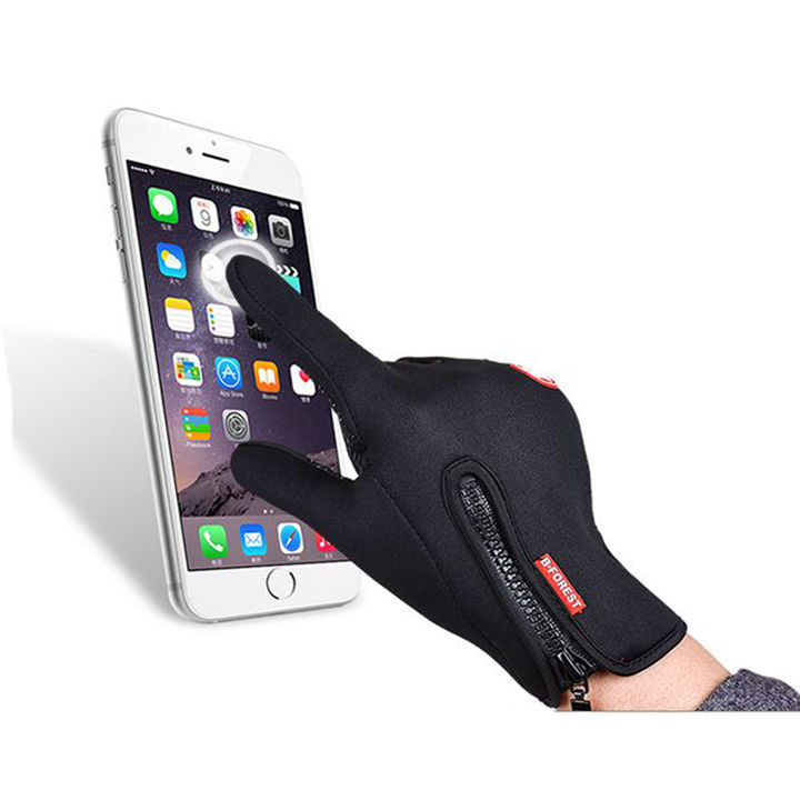 Loại găng tay này được thiết kế tiện dụng trong việc lướt điện thoại mà không cần phải tháo ra và che chắn an toàn khi đi đường.