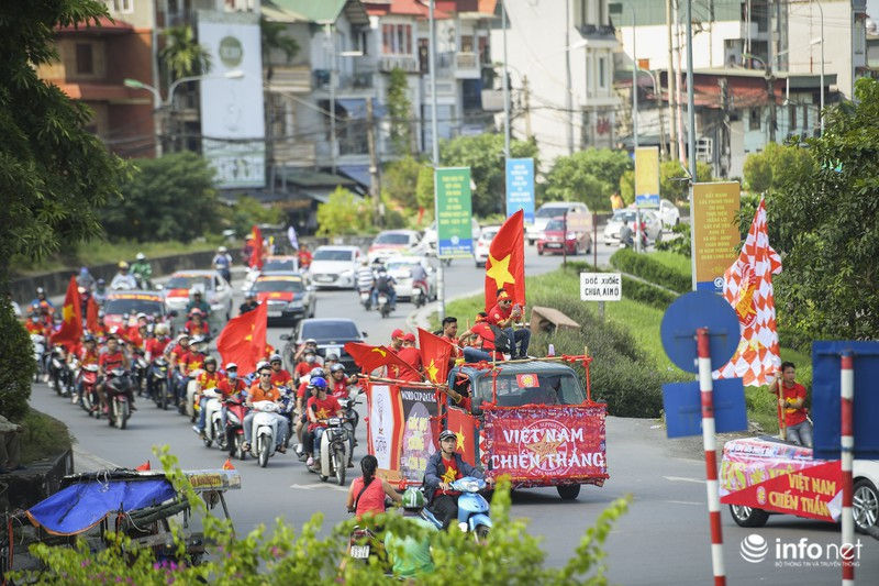 Hòa mình chung một màu áo đỏ, rất đông CĐV Việt Nam đã diễu hành trên khắp con phố Hà Nội. (Ảnh: Infonet).