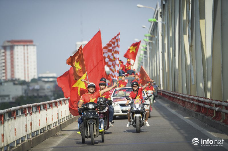 CĐV Việt Nam chung một sắc đỏ, khuấy động đường phố Hà Nội