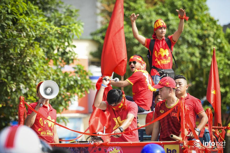 Các CĐV vừa đi vừa hò hét, đánh trống hô to khẩu hiệu “Việt Nam vô địch”. (Ảnh: Infonet).
