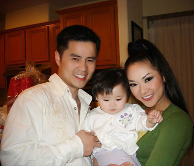 Như Quỳnh bên chồng Nguyễn Thắng và con gái Melody Đông Nghi.