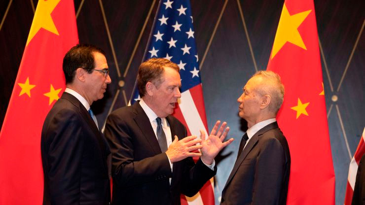 Đại diện thương mại Mỹ Robert Lighthizer (ở giữa) trò chuyện với Phó Thủ tướng Trung Quốc Lưu Hạc (bên phải) cùng với Bộ trưởng Tài chính Mỹ Steven Mnuchin (bên trái) sau một hội nghị ở Thượng Hải vào ngày 31/7/2019. Ảnh: AFP.