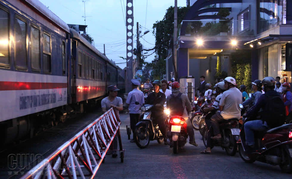 Mỗi ngày xóm đường sắt Lê Văn Sỹ - Hoàng Văn Thụ đón trung bình hai lượt tàu qua lại sáng chiều, người dân sống xung quanh ai cũng thuộc lòng lộ trình các tuyến tàu qua đây.