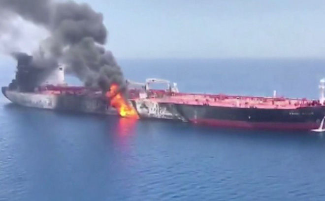   Hình ảnh tàu chở dầu của Iran bốc cháy tại Biển Đỏ.  