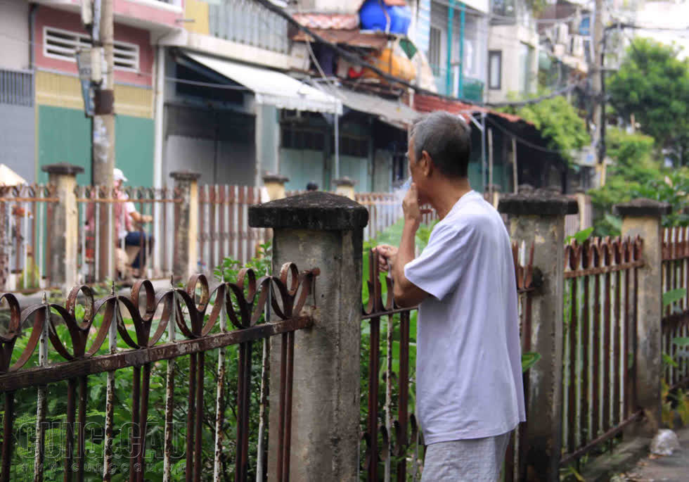 Mỗi sáng, ông Hòa (68 tuổi) thường ra bên cạnh hàng rào hút thuốc, khoảng 9 giờ, chuyến tàu mỗi sáng sẽ chạy qua đây, vì sống ở đây hơn 60 năm nên ông cũng đã quen với tiếng ồn của xe lửa.