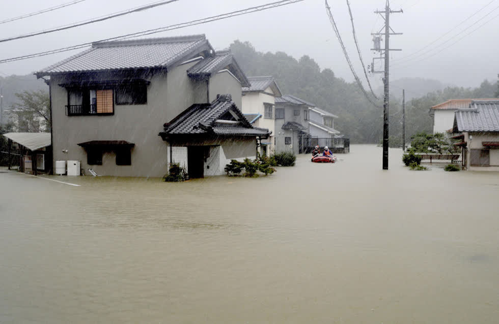 Người dân Nhật Bản “nín thở” chờ bão Hagibis đổ bộ  