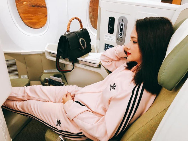 Ngoài việc sở hữu những tài sản giá trị, Hương Giang còn là nàng hậu thích đi du lịch, thường xuyên đăng tải những bức ảnh vi vu bằng máy bay hạng thương gia.