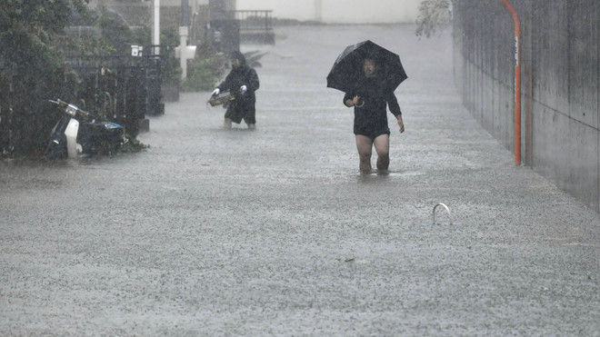 Người dân Nhật Bản “nín thở” chờ bão Hagibis đổ bộ  