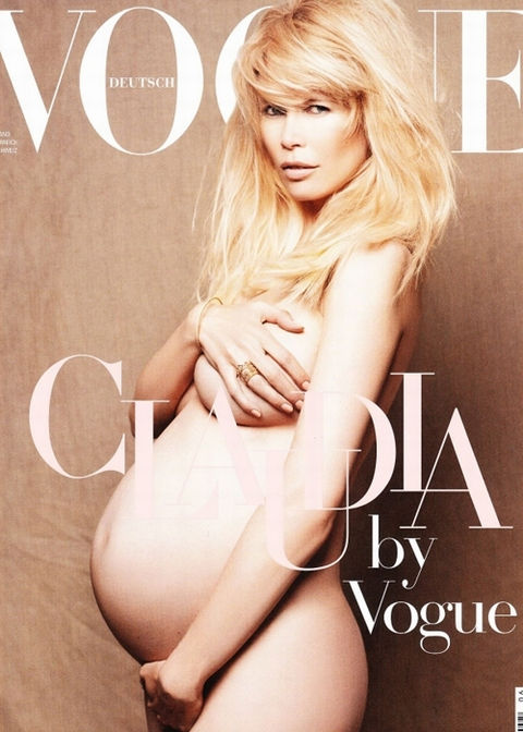 Siêu mẫu lừng danh người Đức Claudia Schiffer chụp ảnh nude táo bạo cho tạp chí Vogue Đức số tháng 6.