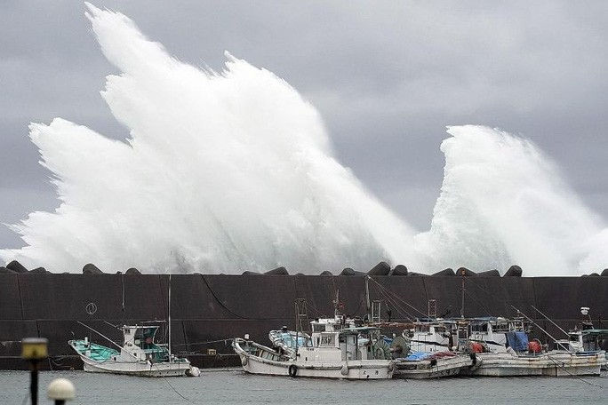 Sóng dâng cao đánh vào bờ ở thị trấn Kiho, tỉnh Mie hôm 11-10. Ảnh: EPA-EFE.