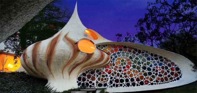   Ngôi nhà được kiến trúc sư người Mexico thiết kế với ý tưởng ngoại thất hình sò biển đẹp mắt.  