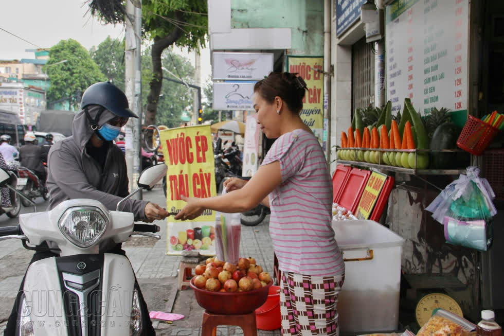 Cô Hương tự tin với sản phẩm nước ép trái cây của mình, dù giá có cao hơn nước ép lề đường nhưng vẫn được mọi người tin dùng và ủng hộ