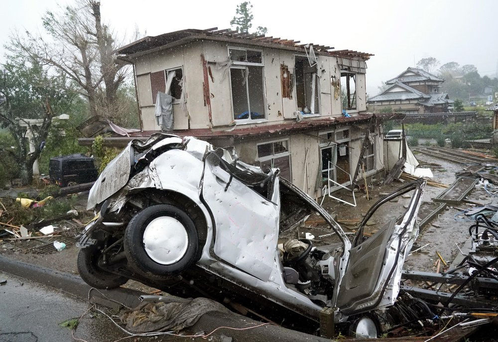  Những ngôi nhà, xe cô bị siêu bão Hagisbis xé toạc, quật nát. 