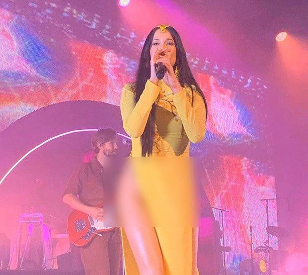  Kacey Musgraves đã mặc áo dài lên sân khấu và... không mặc quần