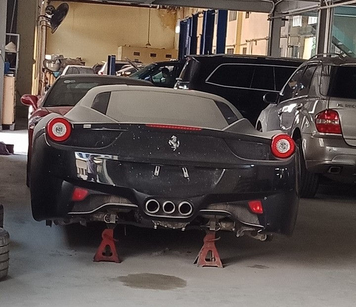 Chiếc Ferrari 458 Italia màu đen được đội phía sau lên