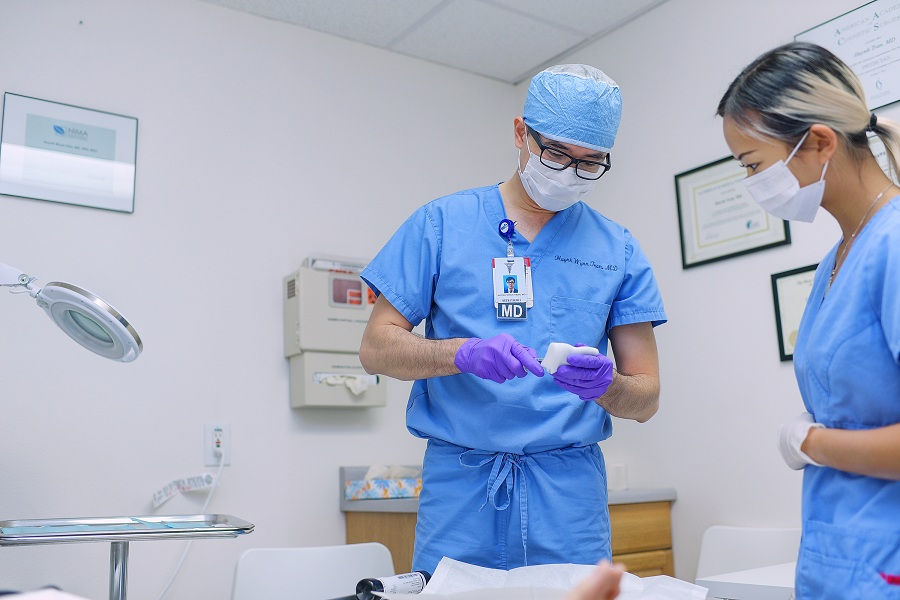 Bác sĩ Huỳnh Wynn Trần có rất nhiều hoạt động hỗ trợ sinh viên Y khoa Việt Nam. 