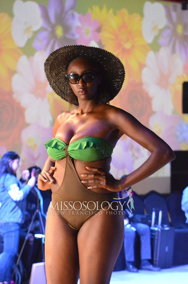 Jessica Djoumbi (Cameroon) khi mặc bikini cut-out, thí sinh này để lộ vòng eo lớn, ngấn mỡ cùng vòng đùi kém săn chắc. 