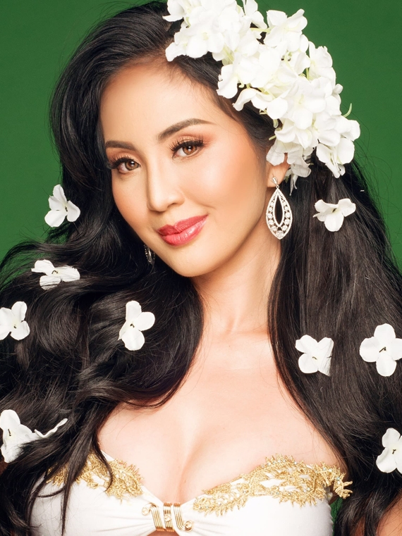 Đại diện Philipines năm nay cũng được xếp vào top đầu khi sở hữu nhan sắc xinh đẹp, cuốn hút. Cô năm nay 28 tuổi và là thí sinh lớn tuổi nhất cuộc thi. 