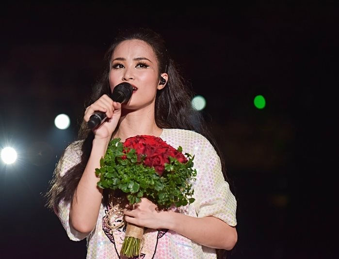 Tháng 12/2018, trong liveshow kỷ niệm hành trình 10 năm ca hát, Đông Nhi gửi lời cảm ơn đến bạn trai vì đã đồng hành cùng cô trong sự nghiệp. 