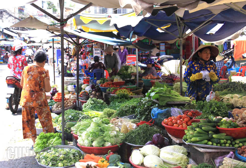 Vì rất ít khách vào chợ mua đồ nên từ lâu, các sạp hàng thực phẩm đã lấn ra, buôn bán ngoài đường, hình thành chợ tự phát xung quanh.