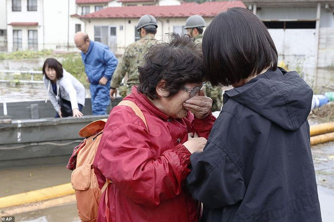 Một phụ nữ lớn tuổi bật khóc khi được cứu hộ. 