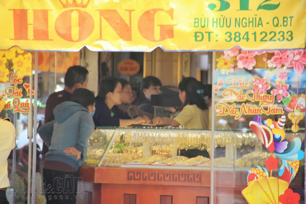 Một cửa tiệm kinh doanh vàng trên đường Bùi Hữu Nghĩa đông đúc hơn thường ngày, khách đến đây chủ yếu là mua vàng.