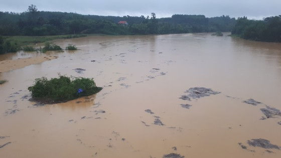Cầu tràn nối trung tâm huyện Hương Sơn với nhiều xã vùng ven bị ngập lụt chia cắt
