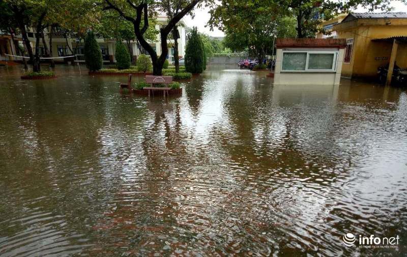 Nhiều trường học tại Hà Tĩnh phải đóng cửa vì ngập lụt. (Ảnh: Infonet)