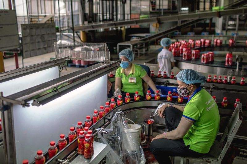 Công nhân kiểm tra chất lượng sản phẩm bên trong nhà máy Tân Hiệp Phát. Ảnh: Bloomberg.