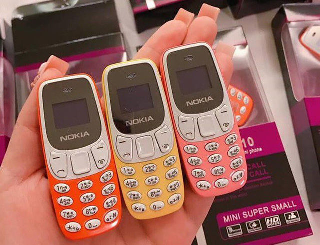 Một chiếc Nokia mini có kích thước bằng 1/3 bàn tay.