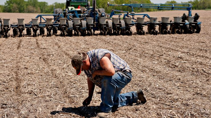 Nông dân Mỹ đang kiểm tra nông trại. Ảnh: Bloomberg.