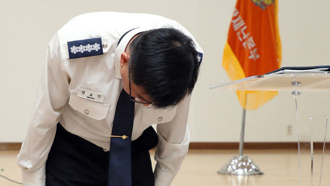 Ông Kim Yo Ahn - đai diện đơn vị cảnh sát khẩn cấp thuộc tỉnh Geyonggi cúi đầu xin lỗi trước công chúng.