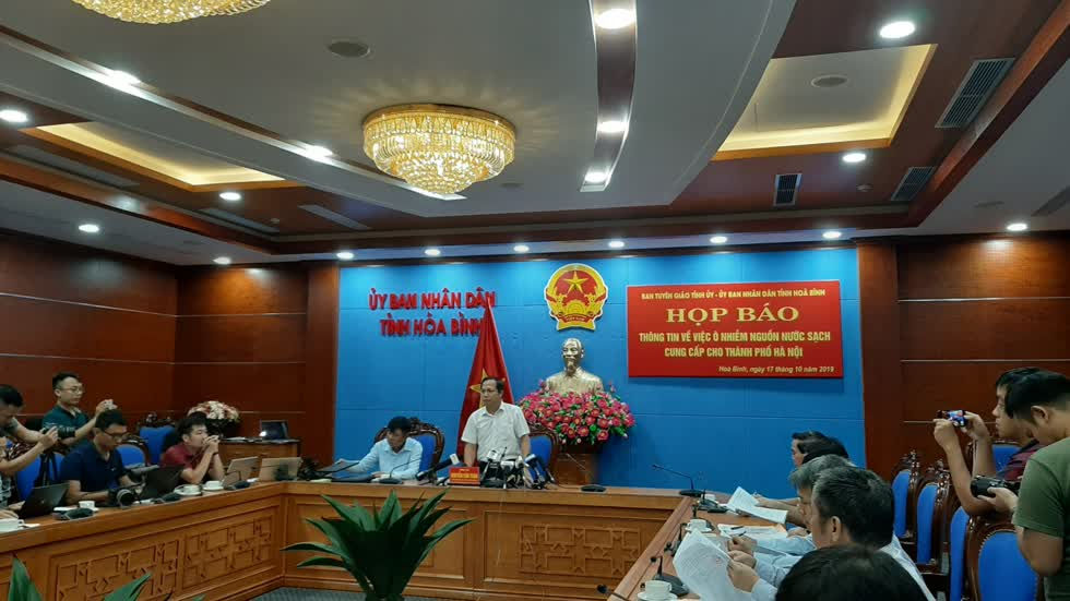 Buổi họp báo thông tin về việc ô nhiễm nguồn nước sạch cung cấp cho TP Hà Nội của UBND tỉnh Hòa Bình. Ảnh: Minh Tuệ