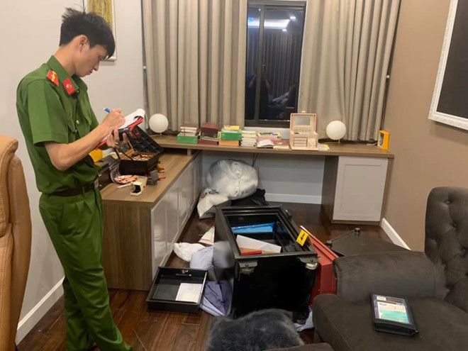 Cảnh sát khám nghiệm hiện trường bị trộm đột nhập ở nhà Nhật Kim Anh