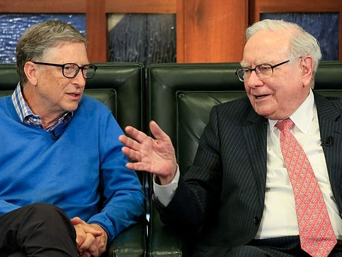 Bill Gates và Warren Buffett trong một sự kiện. Ảnh: AP.