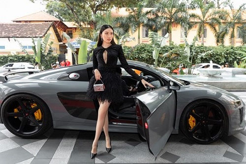   MC Thanh Huyền được lựa chọn làm host của buổi công chiếu dự án phim Gái già lắm chiêu 3. Cô xuất hiện trên thảm đỏ với siêu xe  Audi R8 trị giá 10 tỉ đồng.  