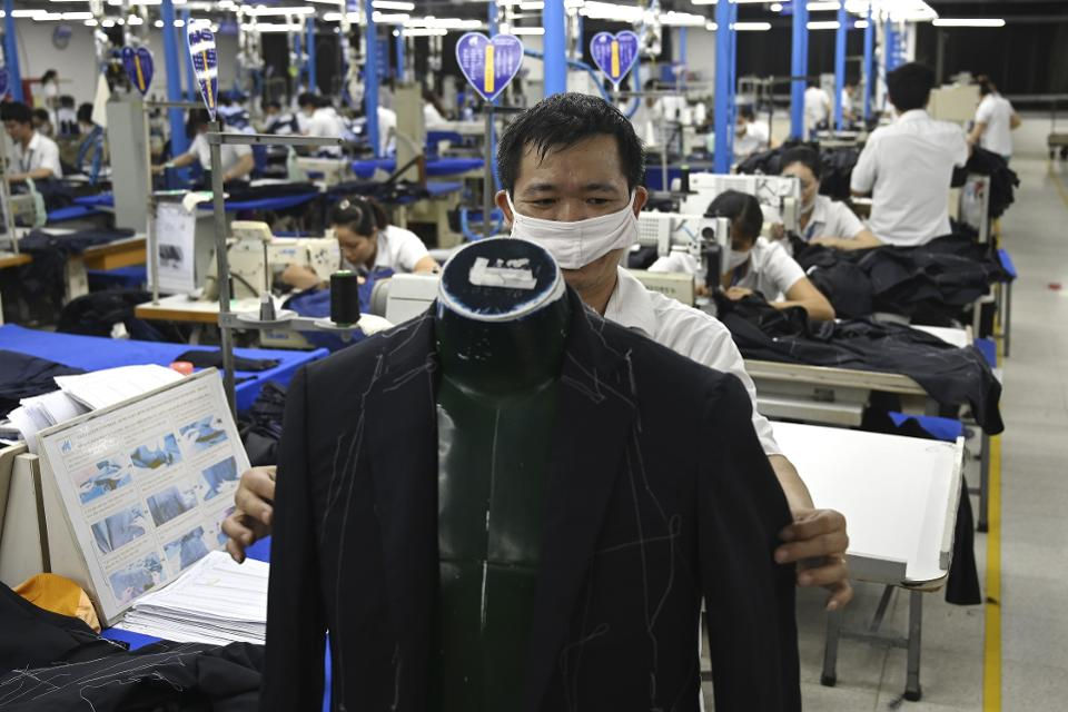 Một nhà máy may mặc ở Hà Nội. Ảnh: CNBC.