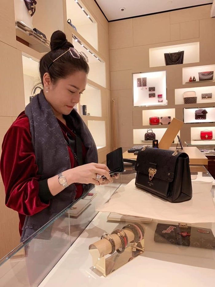 Công việc làm ăn phát đạt, nên Nhật Kim Anh sẵn sàng chi mạnh tay cho những thương hiệu thời trang và trang sức cao cấp.