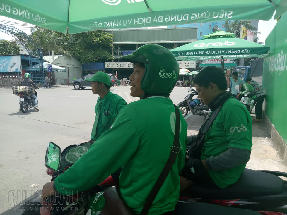 Anh em đối tác GrabBike rất phấn khởi với điểm đậu xe mới này.